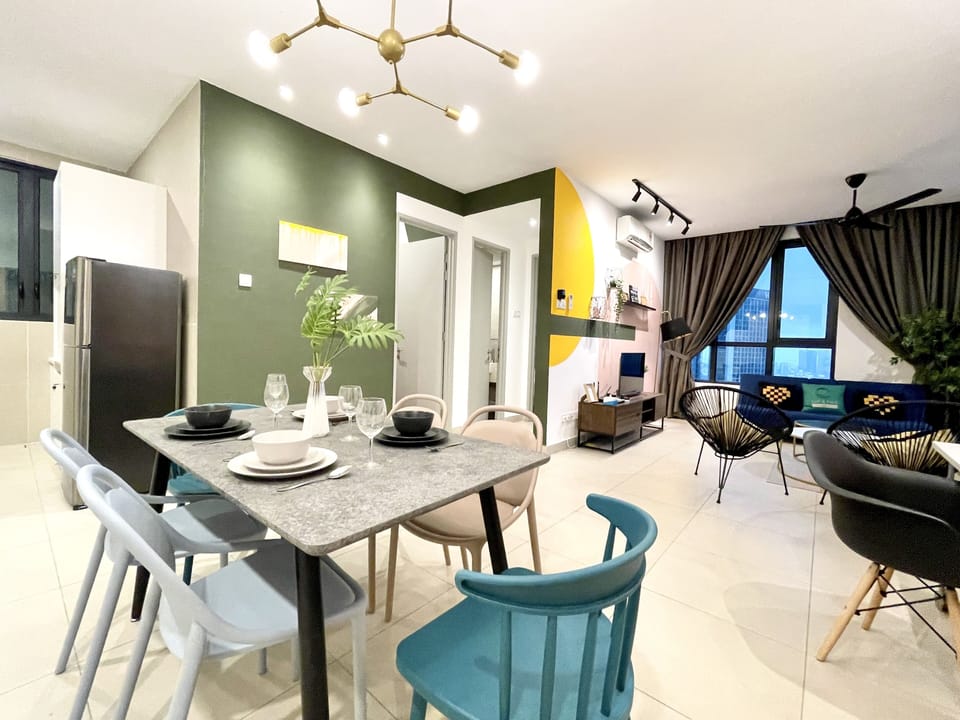 Family Apartment, 3 Bedrooms, City View | In-room dining