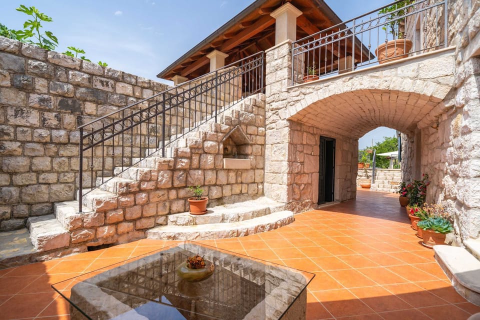 House (Three Bedroom Holiday Home with Swimm) | Exterior