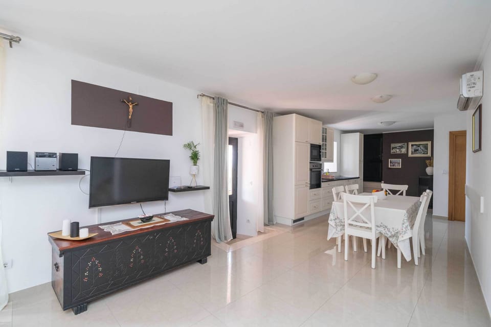 House (Three Bedroom Holiday Home with Swimm) | Interior