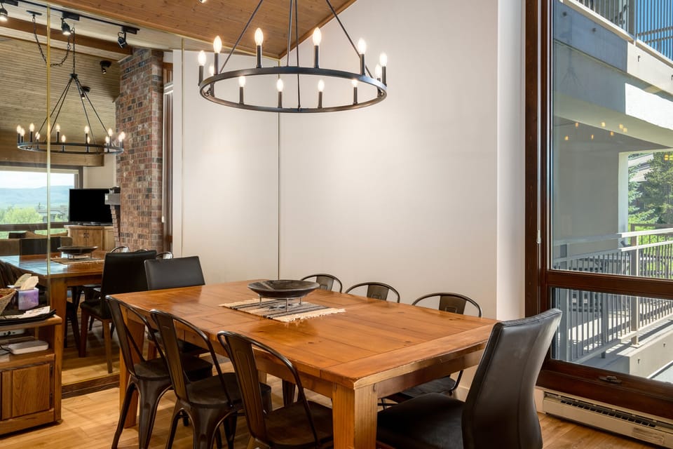 Dining with seating for 8!