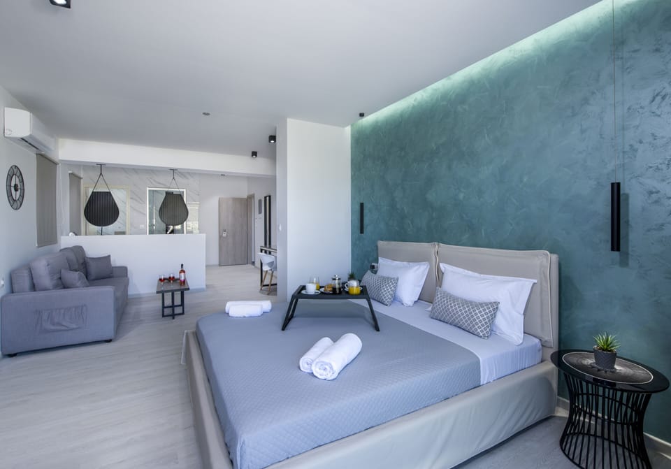 Deluxe Suite, Non Smoking, City View | 1 bedroom, premium bedding, minibar, in-room safe