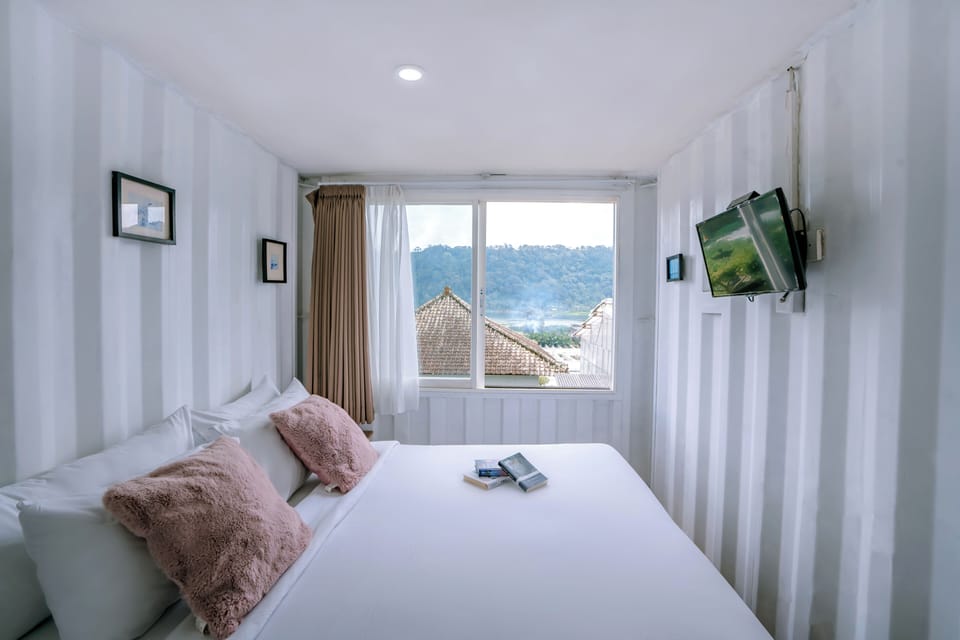 Superior Room | In-room safe, desk, bed sheets