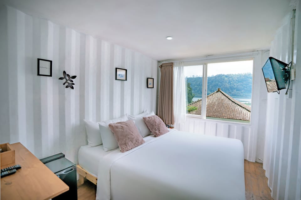Superior Room | In-room safe, desk, bed sheets