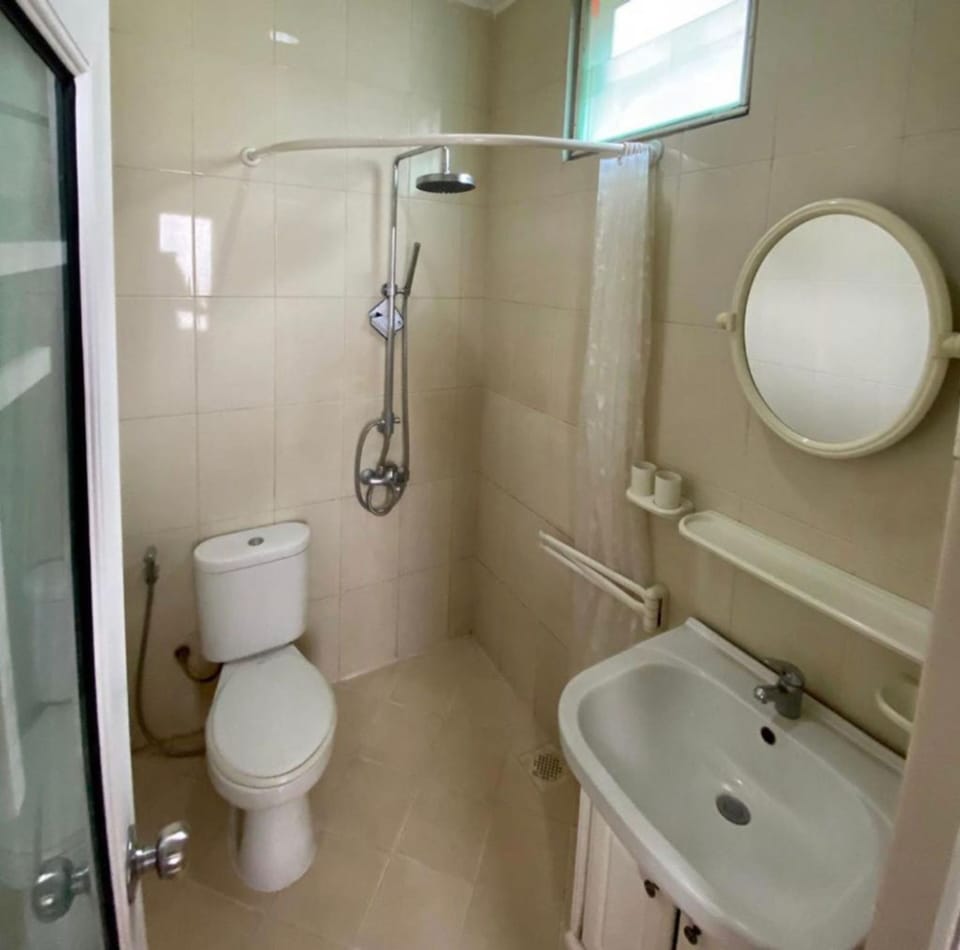 Superior Room | Bathroom | Shower, towels