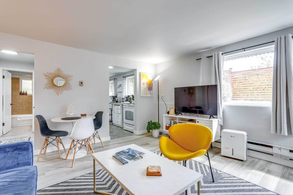 Living Room | Full Sleeper Sofa | Free WiFi | Central Heating | Smart TV | Desk