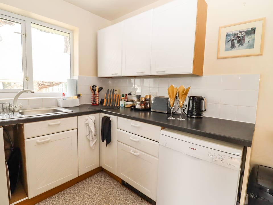 Cottage | Private kitchen | Fridge, microwave, dishwasher, electric kettle
