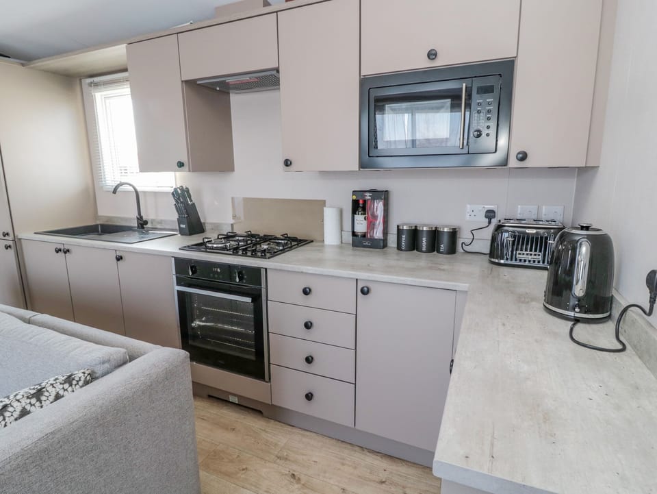 Cottage | Private kitchen | Fridge, microwave, electric kettle, toaster