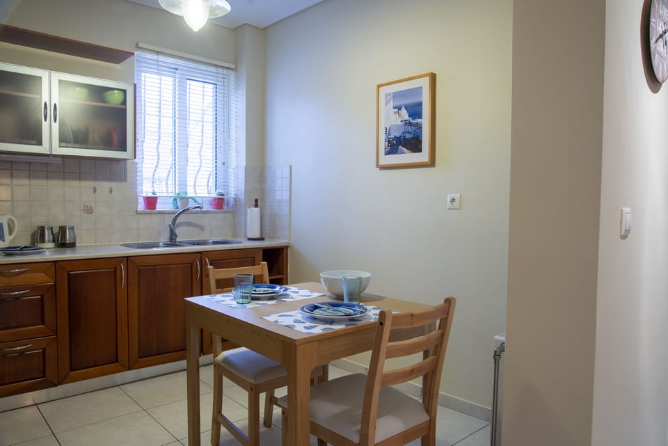Kitchen table and baby stools available. The table can be expanded for 4.