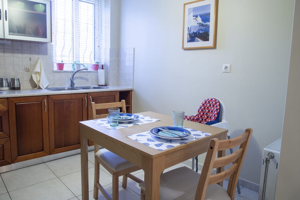 Kitchen table and baby stools available. The table can be expanded for 4.