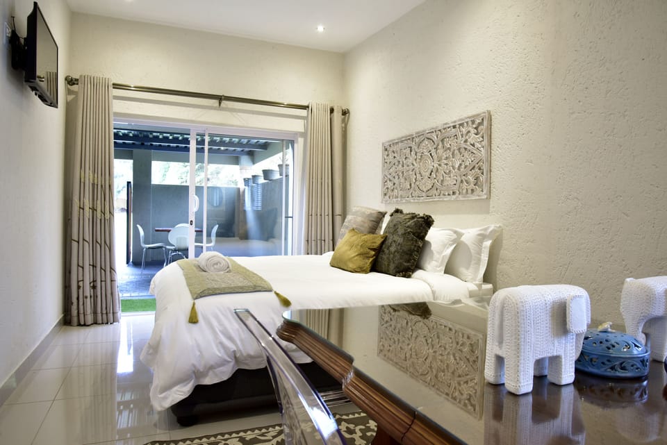 Family Room | In-room safe, individually decorated, individually furnished, desk