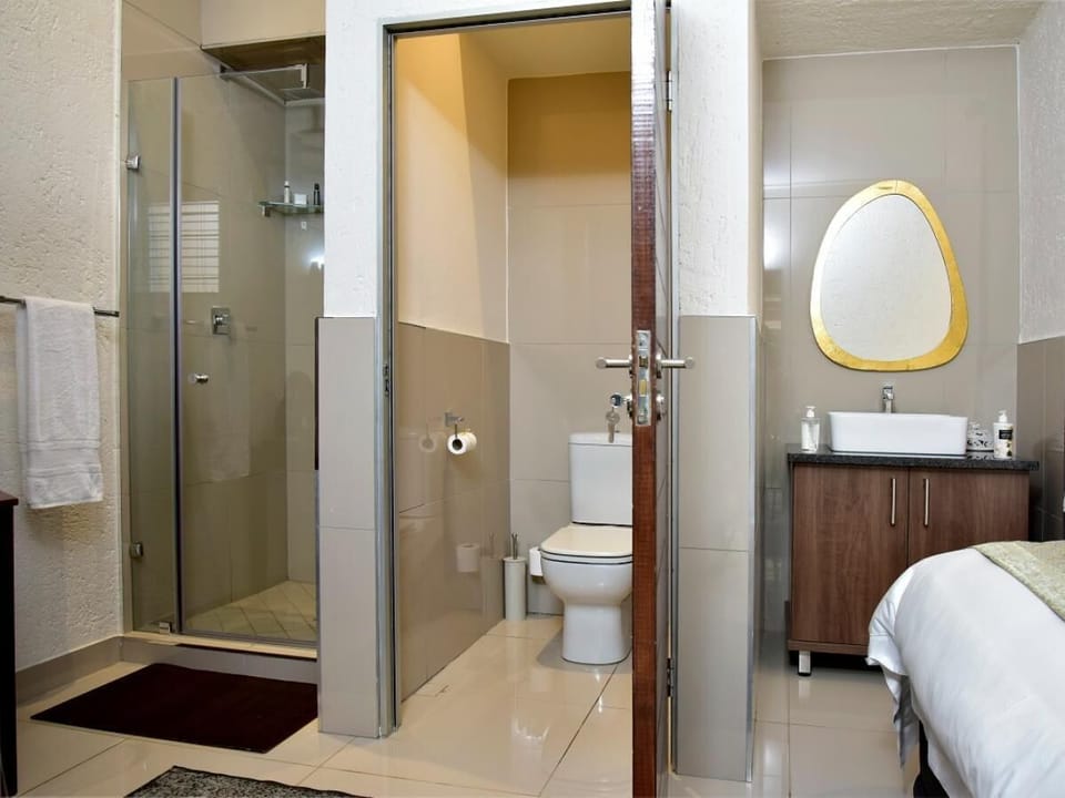 Standard Room | Bathroom | Shower, free toiletries, towels, toilet paper