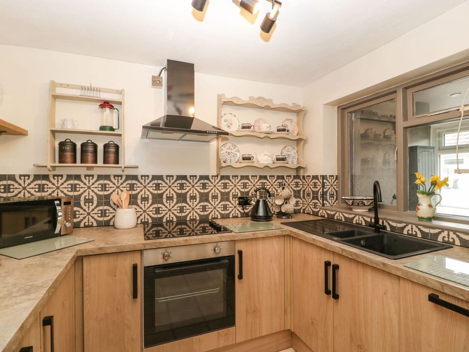 Cottage | Private kitchen | Fridge, dishwasher, electric kettle, toaster