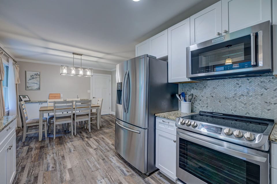 Kitchen and Dining Area (2)
