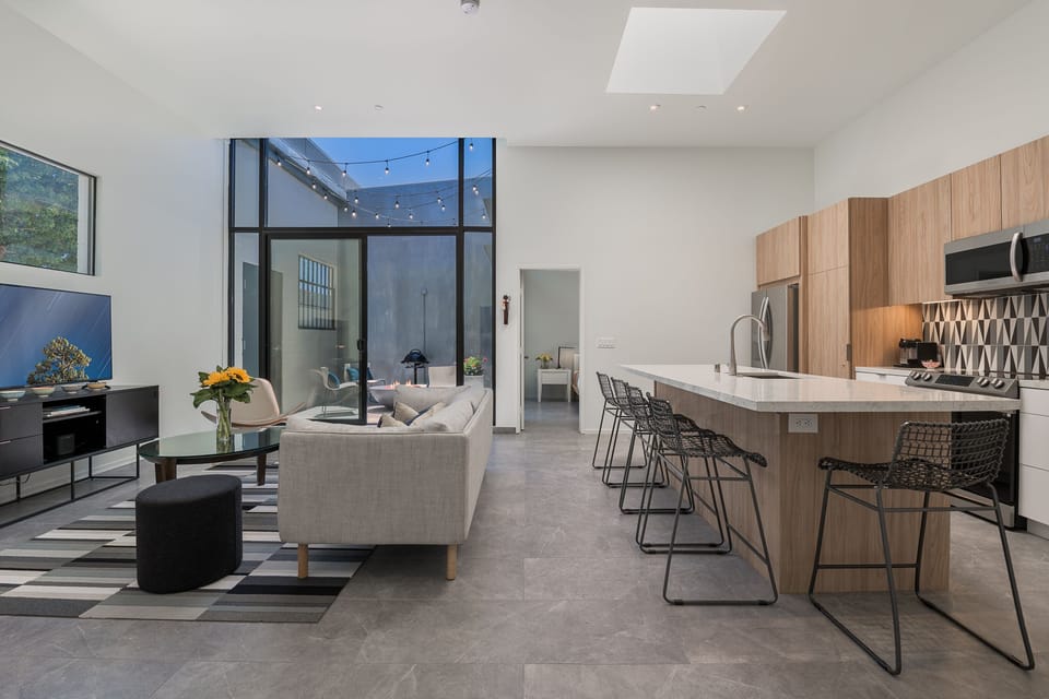 Urban chic freshly updated 3 BR/2Bath loft with courtyard and firepit