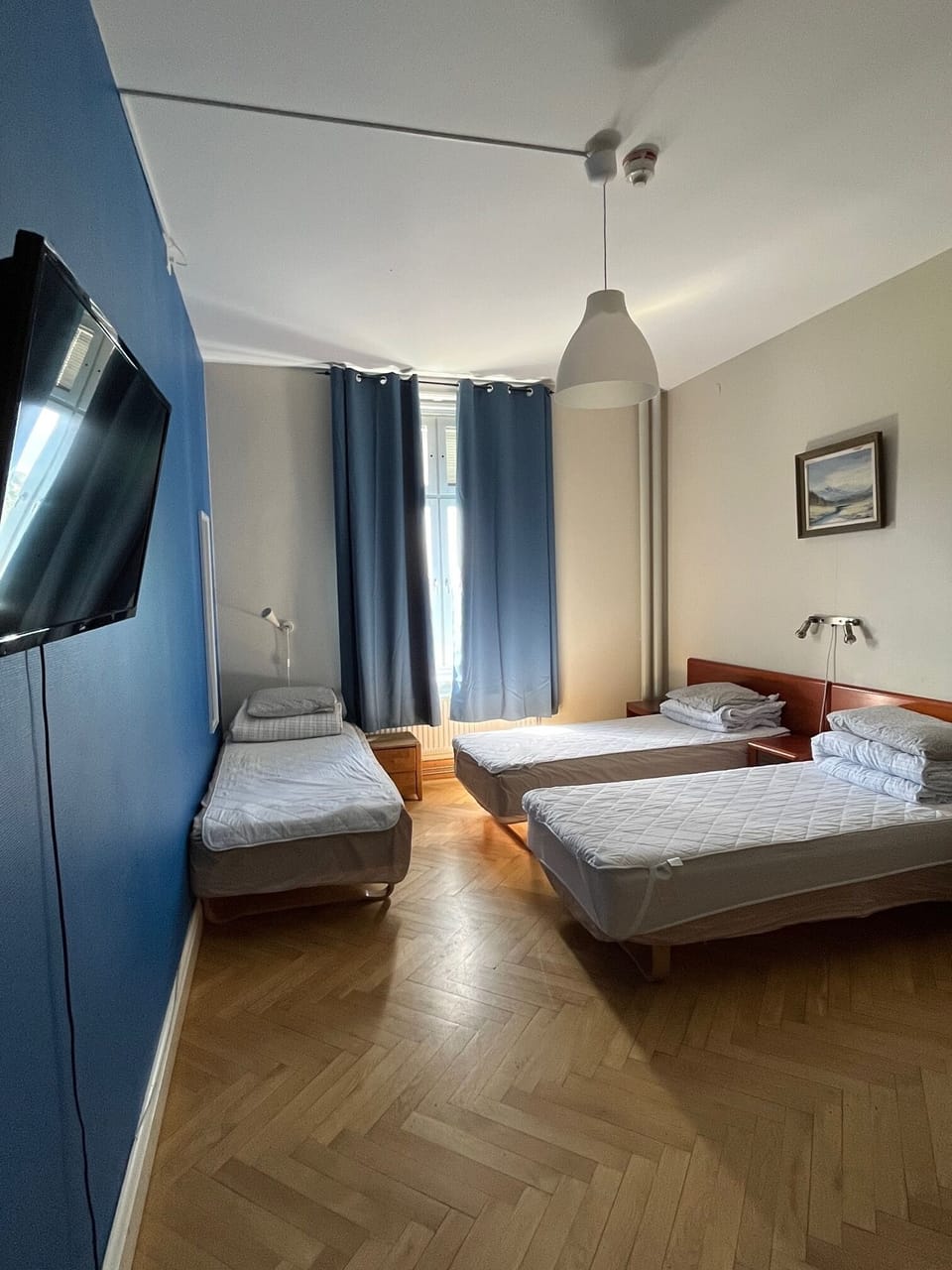 Triple Room | Hypo-allergenic bedding available, desk, WiFi (free)