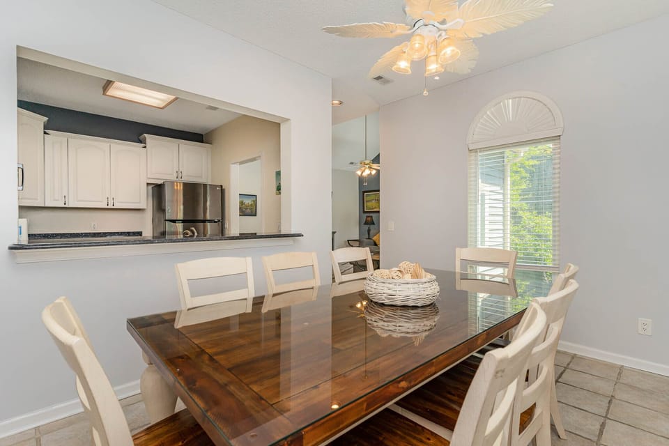 Dining Area - The large dining table will seat 8!
