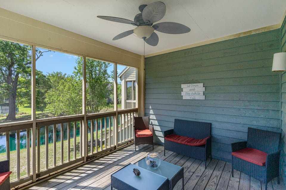 Screened porch - Screened porch overlooking the grounds and pond.