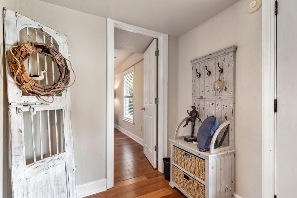 KH9527: Worthington Lane | Mid Level Foyer