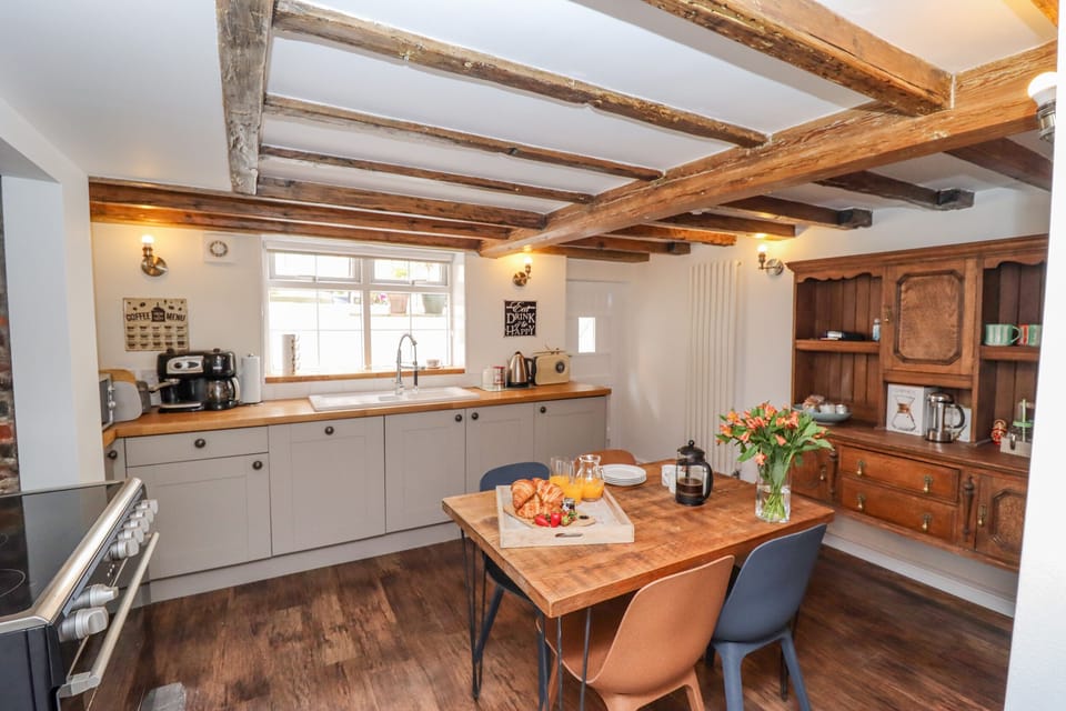 Cottage | Private kitchen | Fridge, microwave, dishwasher, electric kettle