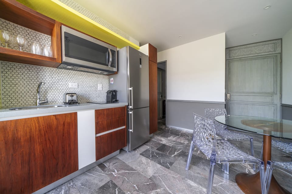 Microwave, dishwasher, coffee/tea maker, toaster