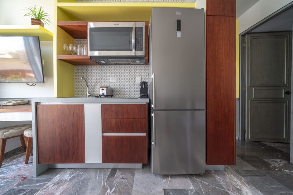 Design Condo | Private kitchenette | Microwave, dishwasher, coffee/tea maker, toaster