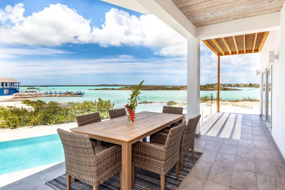 Dining Pool side, stunning