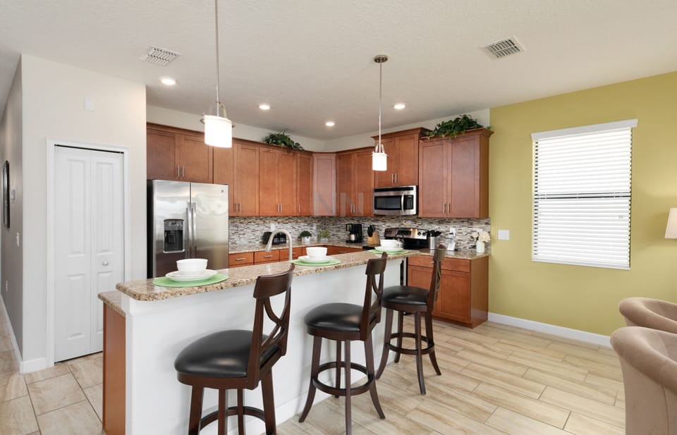 Convenient breakfast bar: Perfect for quick meals or coffee.