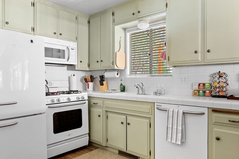 ✥Kitchen✥
Paw through our cabinets and you'll find a well stocked kitchen.