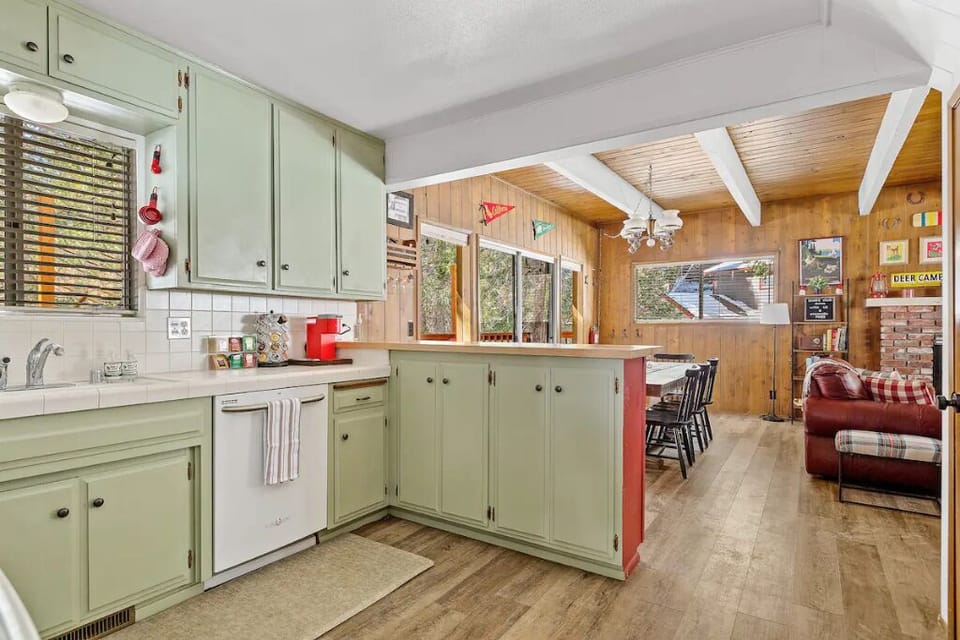 ✥Kitchen✥
Forage for tasty food at this casual rustic eatery!