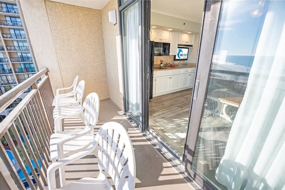 Living Room with Stunning Views☀️