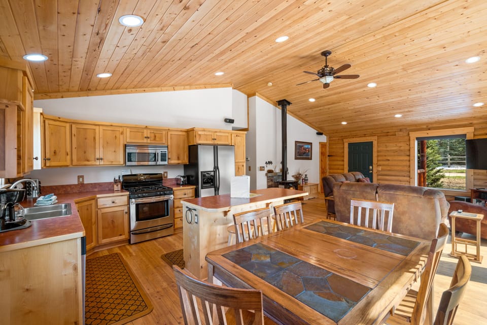 Cabin | Private kitchen | Full-size fridge, microwave, oven, stovetop