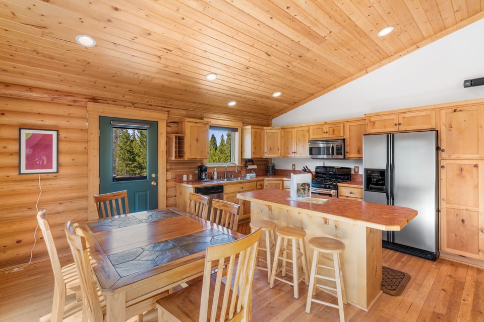 Cabin | Private kitchen | Full-size fridge, microwave, oven, stovetop