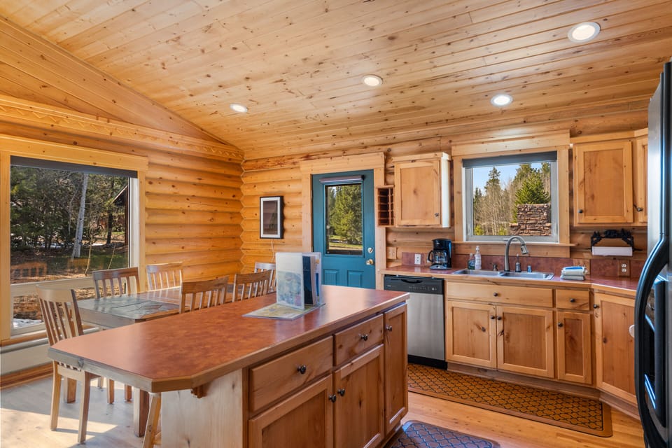 Cabin | Private kitchen | Full-size fridge, microwave, oven, stovetop