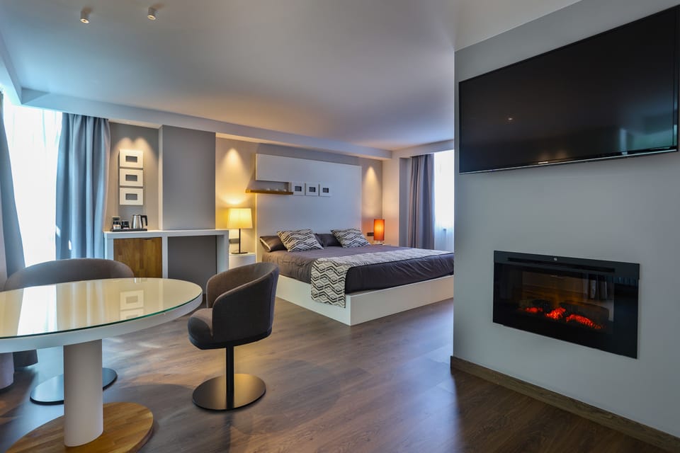 Junior Suite | Minibar, in-room safe, desk, laptop workspace