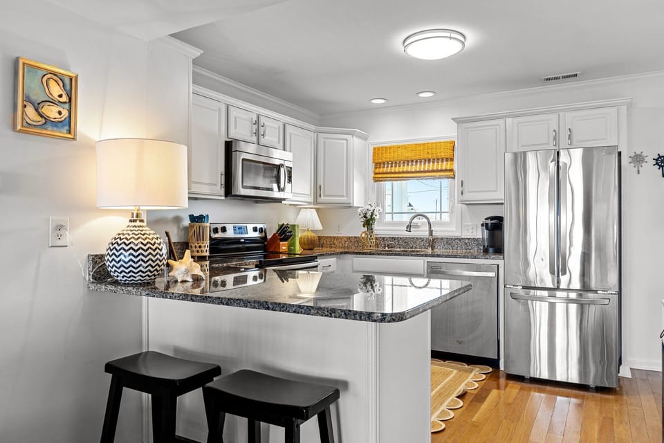 Where culinary dreams meet waterfront serenity 