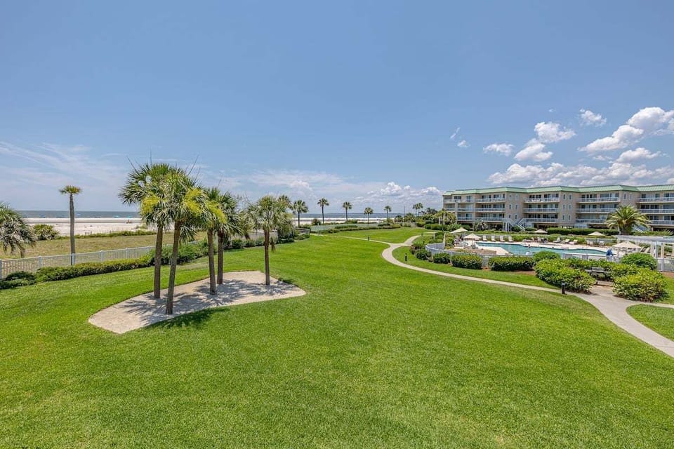 Saint Simons Grand 126 - Private Balcony Overlooking Heated Pool and Hot Tub