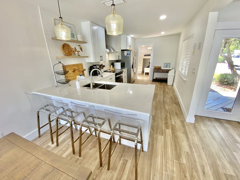 Fully-stocked, updated Kitchen
