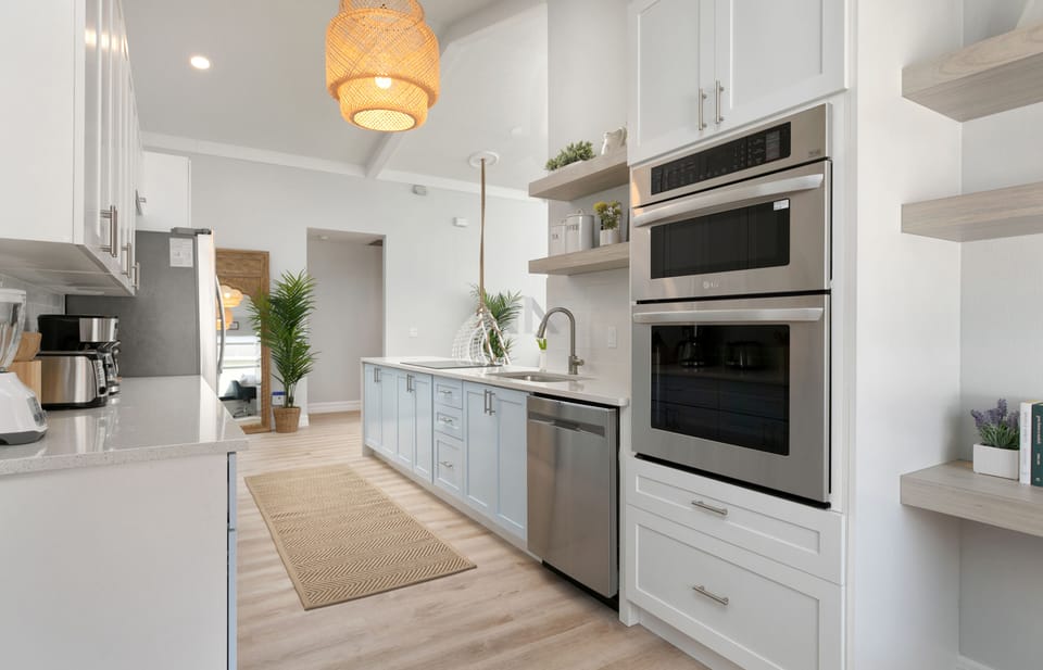 Be amazed by the modern, fully-equipped kitchen