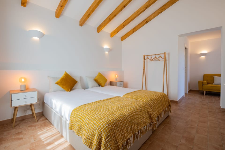 Deluxe Room | Minibar, free cribs/infant beds, free WiFi, bed sheets