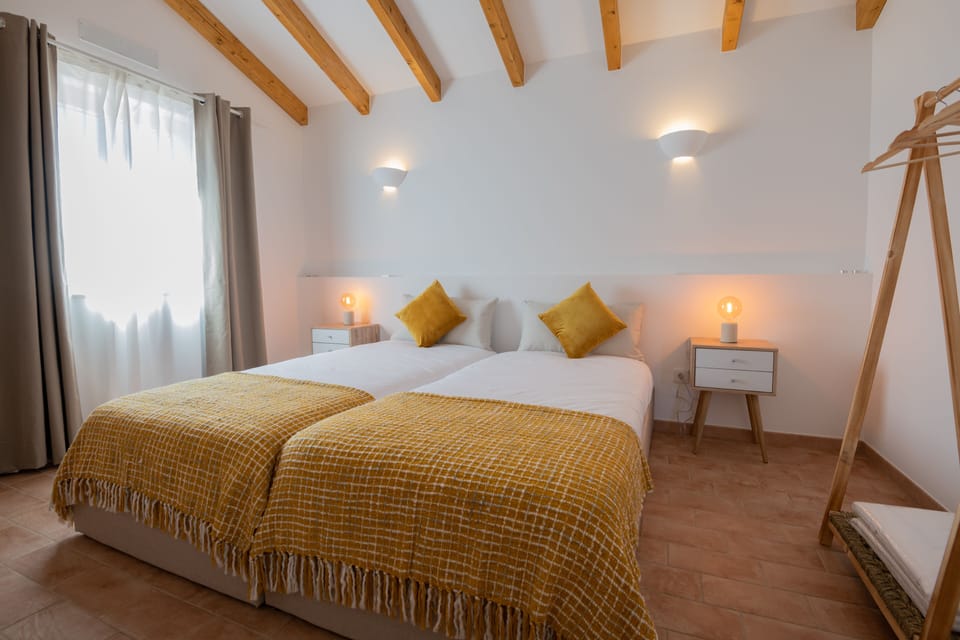 Deluxe Room | Minibar, free cribs/infant beds, free WiFi, bed sheets