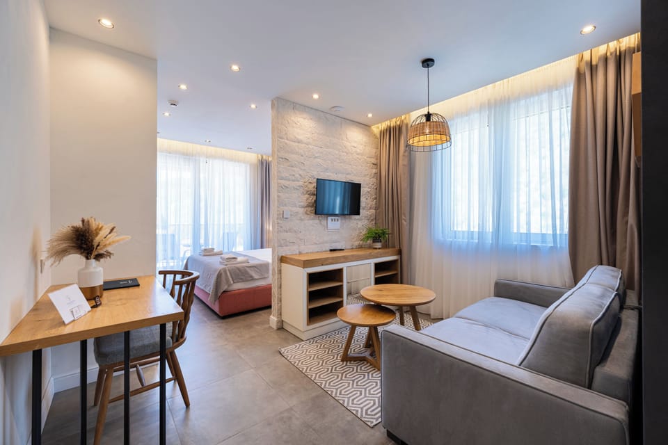 Family Room, 1 Queen Bed with Sofa bed | Living area | 32-inch LCD TV with cable channels, TV