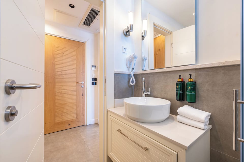 Comfort Double or Twin Room, Pool View | Bathroom | Shower, rainfall showerhead, hair dryer, bathrobes