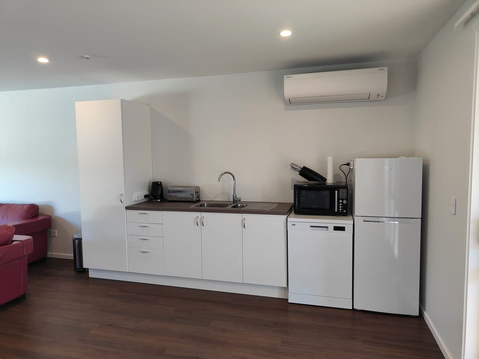 Kitchenette, rear unit