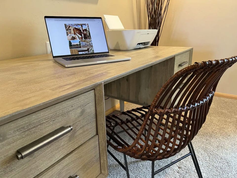 Full office set up including wireless printer and large desk