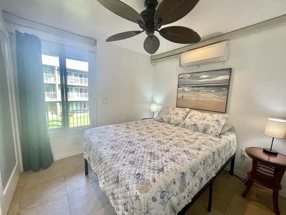 Bedroom 2 (Queen Bed)