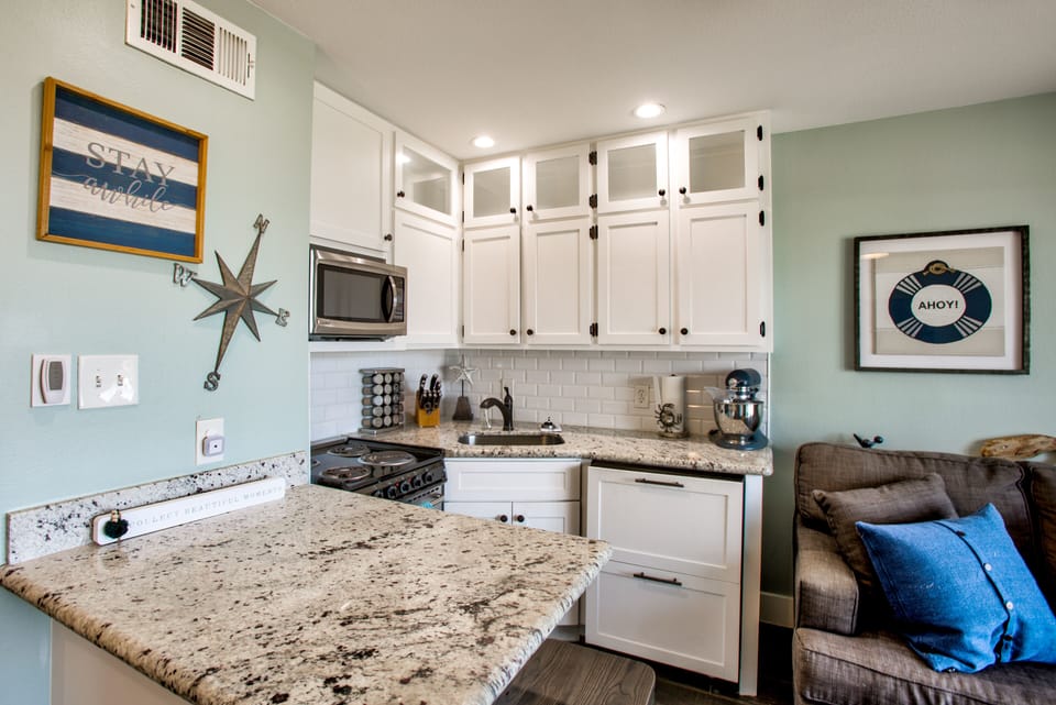Fully stocked kitchen! 