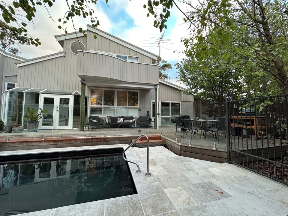 Plunge pool, heats up to 37/38 degrees to be a hot pool in cooler weather