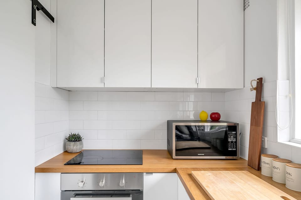 Kitchen with oven, hotplates and microwave