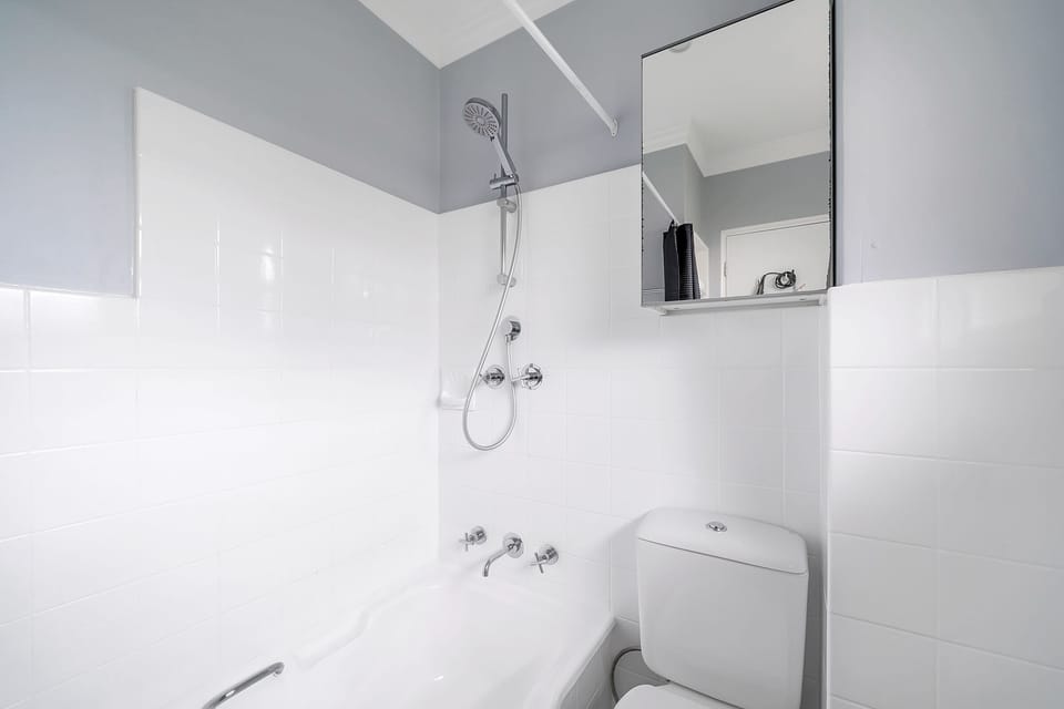 Light, bright ensuite bathroom