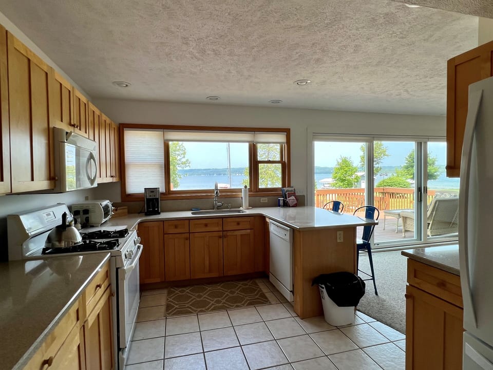 Full kitchen. - Full kitchen.